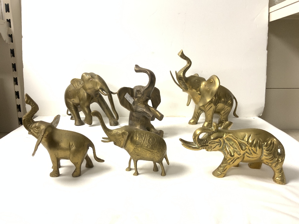 A QUANTITY OF BRASS ELEPHANT ORNAMENTAL FIGURES. - Image 3 of 4