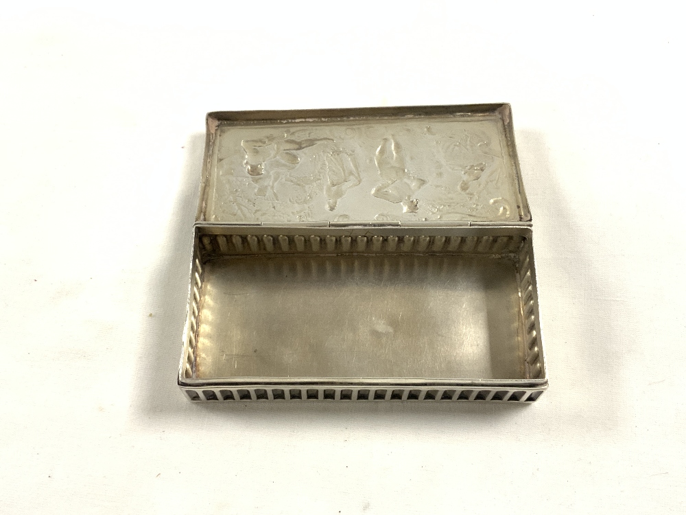 19TH-CENTURY CONTINENTAL RECTANGULAR SILVER SNUFF BOX, THE LID EMBOSSED WITH CLASSICAL FIGURES - Image 4 of 5