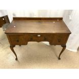 EARLY 20TH-CENTURY THREE-DRAW DRESSING TABLE IN MAHOGANY