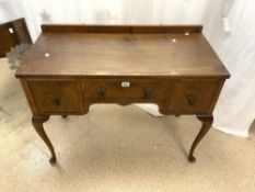 EARLY 20TH-CENTURY THREE-DRAW DRESSING TABLE IN MAHOGANY