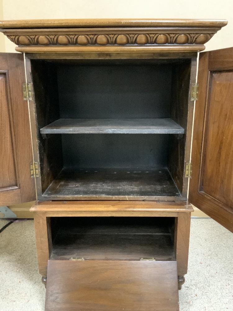 SMALL INLAID MAHOGANY TWO DOOR CABINET WITH SINGLE FALL FRONT DRAW 46 X 30 X 65 CM - Image 3 of 4