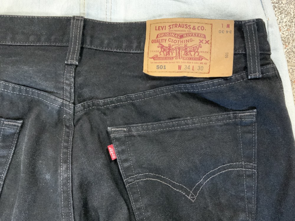 TWO PAIRS OF LEVIS BLACK DENIM JEANS SIZE 34/30, PAIR OF FADED DENIM LEVIS JEANS SZE 34/30, - Image 8 of 19