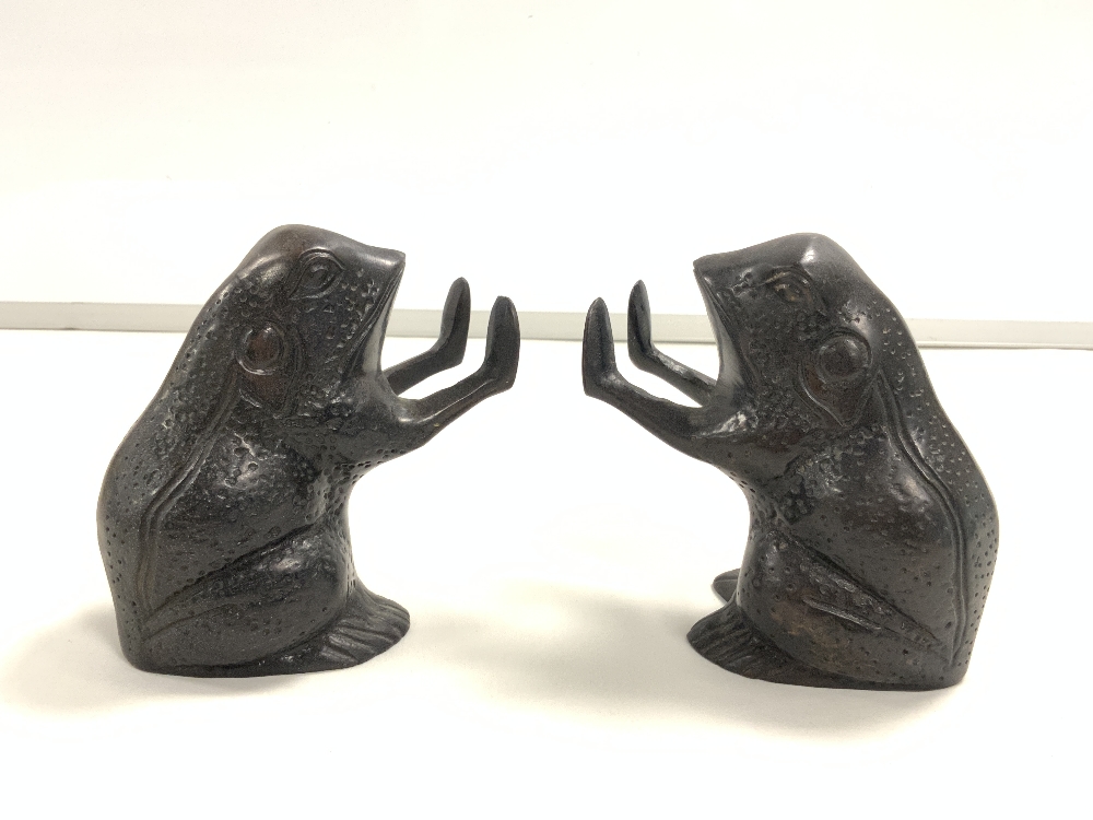 PAIR OF BRONZE FIGURES OF FROGS, 14 CMS. - Image 2 of 4