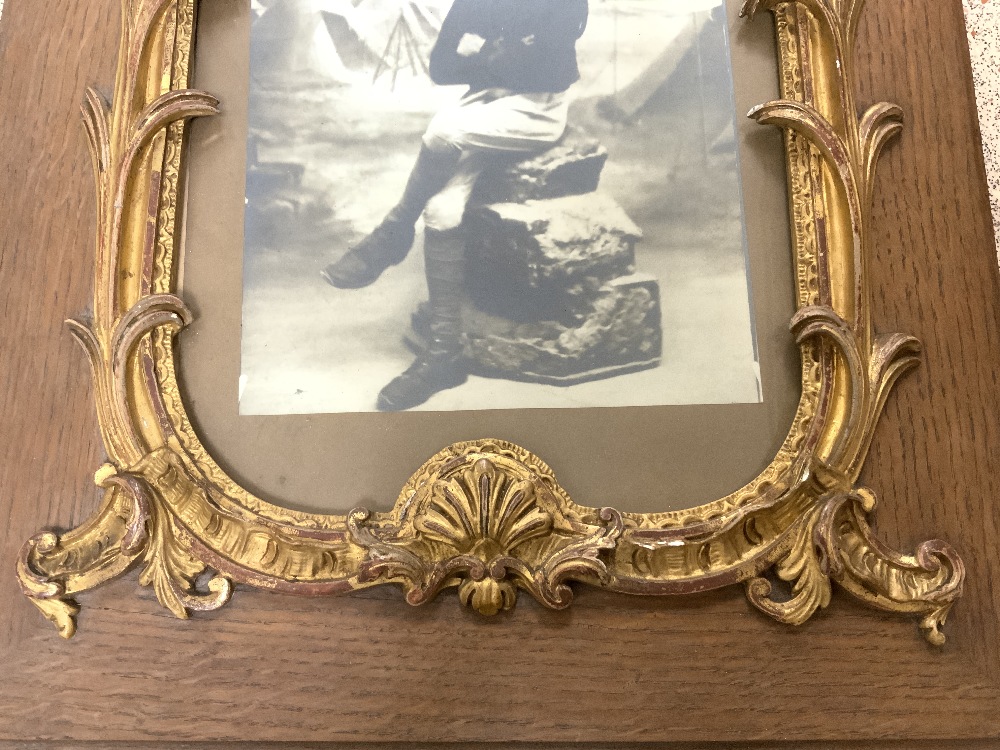 PHOTOGRAPH OF A SOLDIER IN OAK FRAME WITH ORNATE GILT SURROUND, 50X60 CMS.4 - Image 4 of 5
