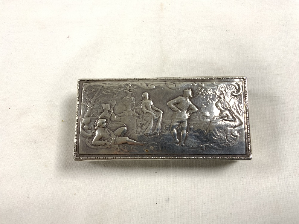 19TH-CENTURY CONTINENTAL RECTANGULAR SILVER SNUFF BOX, THE LID EMBOSSED WITH CLASSICAL FIGURES - Image 2 of 5