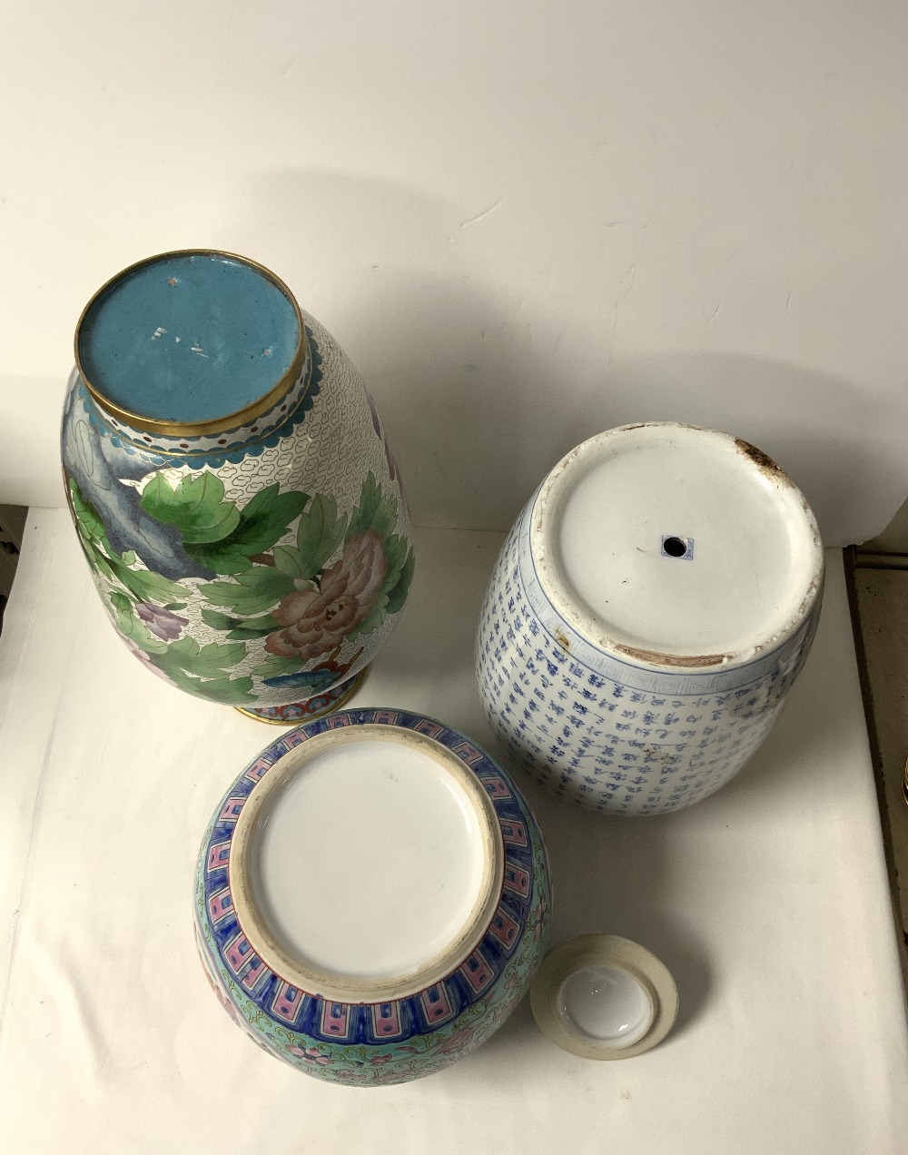 A 20TH-CENTURY CLOISONNE VASE ON STAND, 38 CM, A FAMILLE ROSE JAR AND COVER, AND A CHINESE BLUE - Image 6 of 6