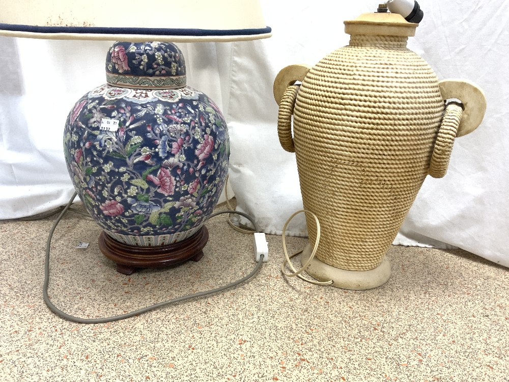 CHINESE PORCELAIN VASE LAMP, 32 CMS, AND A RATTAN DESIGN TABLE LAMP. - Image 3 of 3