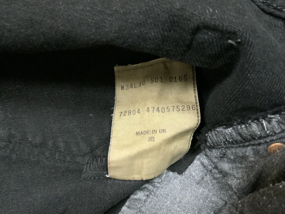 TWO PAIRS OF LEVIS BLACK DENIM JEANS SIZE 34/30, PAIR OF FADED DENIM LEVIS JEANS SZE 34/30, - Image 13 of 19