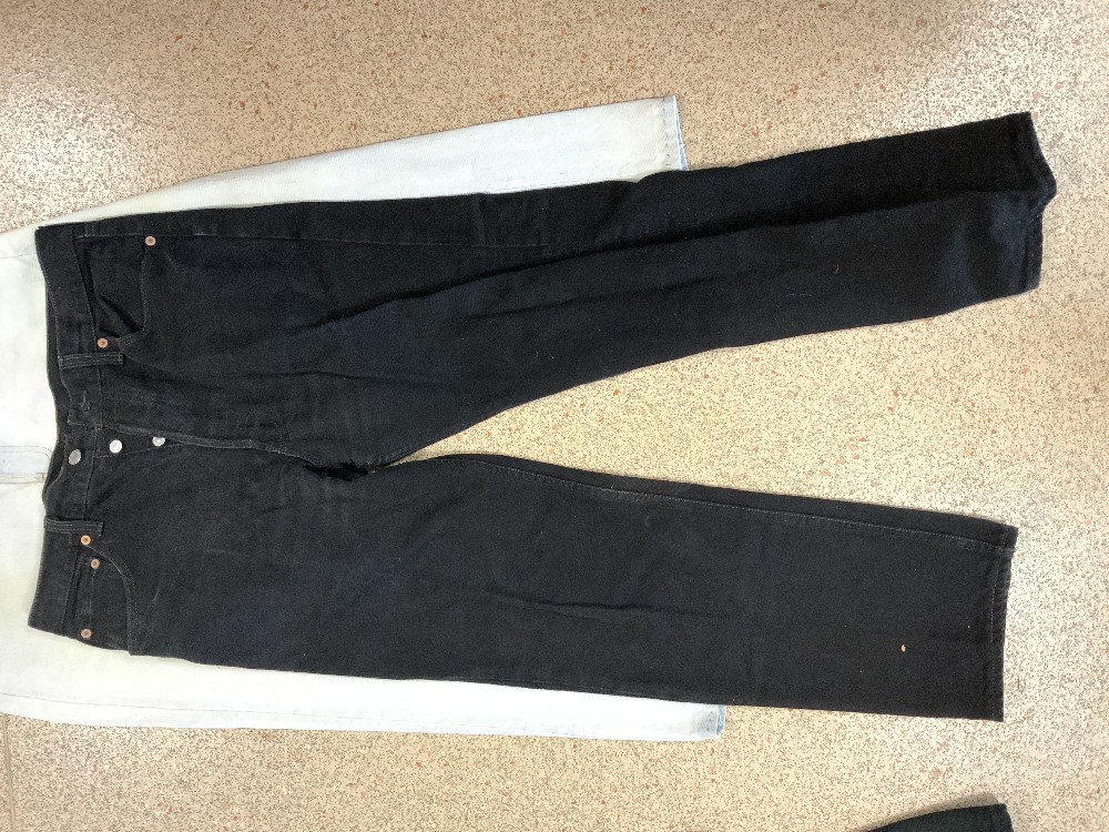 TWO PAIRS OF LEVIS BLACK DENIM JEANS SIZE 34/30, PAIR OF FADED DENIM LEVIS JEANS SZE 34/30, - Image 6 of 19