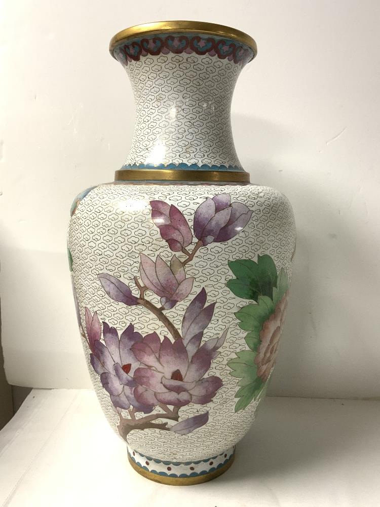 A 20TH-CENTURY CLOISONNE VASE ON STAND, 38 CM, A FAMILLE ROSE JAR AND COVER, AND A CHINESE BLUE - Image 4 of 6