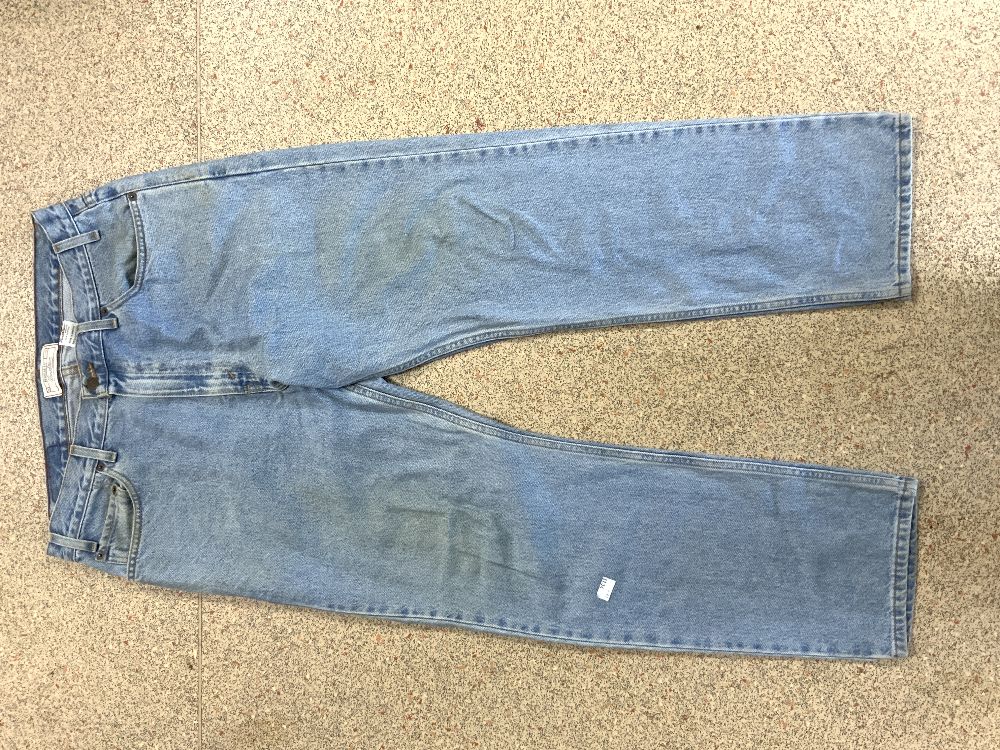 TWO PAIRS OF LEVIS BLACK DENIM JEANS SIZE 34/30, PAIR OF FADED DENIM LEVIS JEANS SZE 34/30, - Image 16 of 19