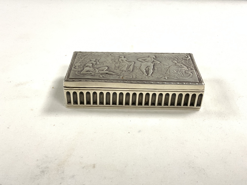 19TH-CENTURY CONTINENTAL RECTANGULAR SILVER SNUFF BOX, THE LID EMBOSSED WITH CLASSICAL FIGURES - Image 3 of 5