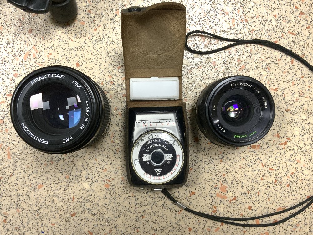 MIXED CAMERA AND ACCESSORIES INCLUDES PRAKTICA V.F AND LENSES;SOME CASED AND TELESCOPIC STAND - Image 2 of 5