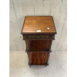 A FRENCH INLAID WALNUT 3 TIER BEDSIDE CABINET, 38X90 CMS.