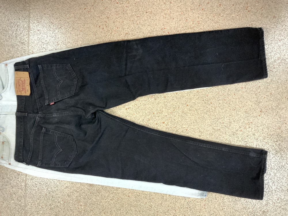 TWO PAIRS OF LEVIS BLACK DENIM JEANS SIZE 34/30, PAIR OF FADED DENIM LEVIS JEANS SZE 34/30, - Image 7 of 19