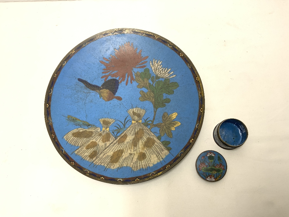 JAPANESE CLOISONNE WALL PLATE DECORATED WITH BUTTERFLY AND FLOWERS, 30 CMS DIAMETER, A/F AND SMALL - Image 2 of 3