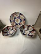 GRADUATED PAIR OF IMARI PORCELAIN HEXAGONAL BOWLS, LARGEST 23 CMS, AND IMARI CIRCULAR WALL PLATE.