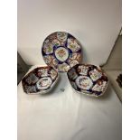 GRADUATED PAIR OF IMARI PORCELAIN HEXAGONAL BOWLS, LARGEST 23 CMS, AND IMARI CIRCULAR WALL PLATE.