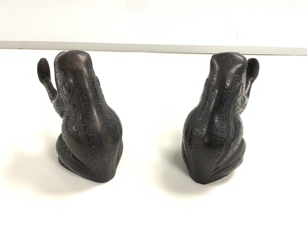 PAIR OF BRONZE FIGURES OF FROGS, 14 CMS. - Image 3 of 4