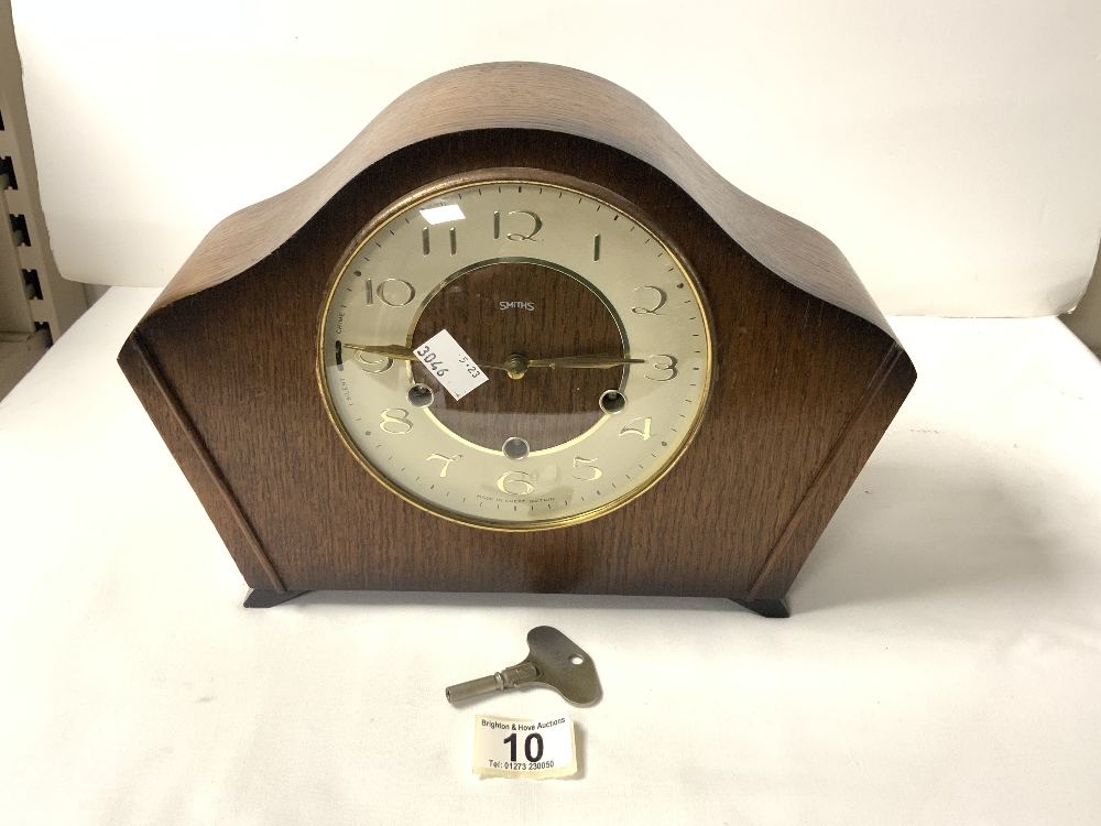 ENGLISH OAK CASED MANTEL CLOCK BY SMITHS WITH A WESTMINSTER CHIME WITH KEYS AND PENDULUM 23CM