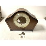 ENGLISH OAK CASED MANTEL CLOCK BY SMITHS WITH A WESTMINSTER CHIME WITH KEYS AND PENDULUM 23CM