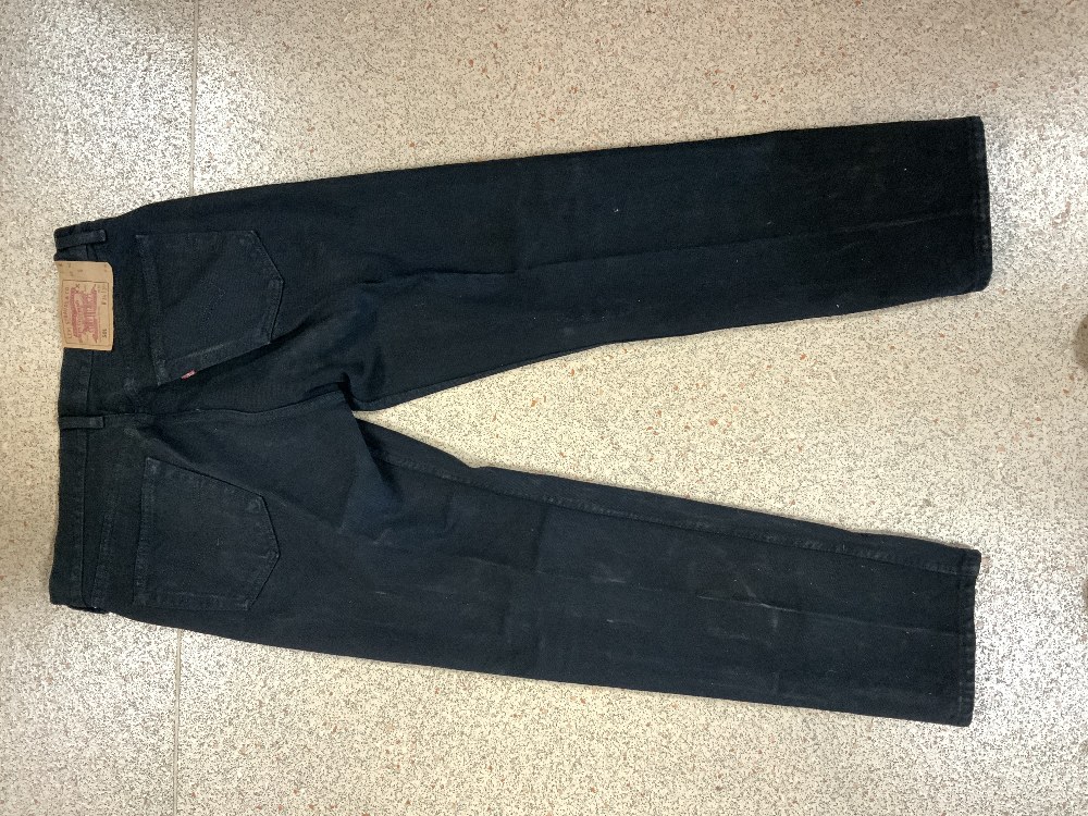 TWO PAIRS OF LEVIS BLACK DENIM JEANS SIZE 34/30, PAIR OF FADED DENIM LEVIS JEANS SZE 34/30, - Image 14 of 19