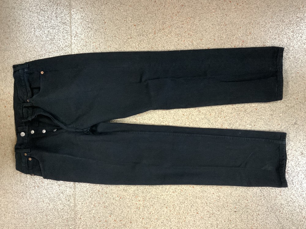 TWO PAIRS OF LEVIS BLACK DENIM JEANS SIZE 34/30, PAIR OF FADED DENIM LEVIS JEANS SZE 34/30, - Image 12 of 19