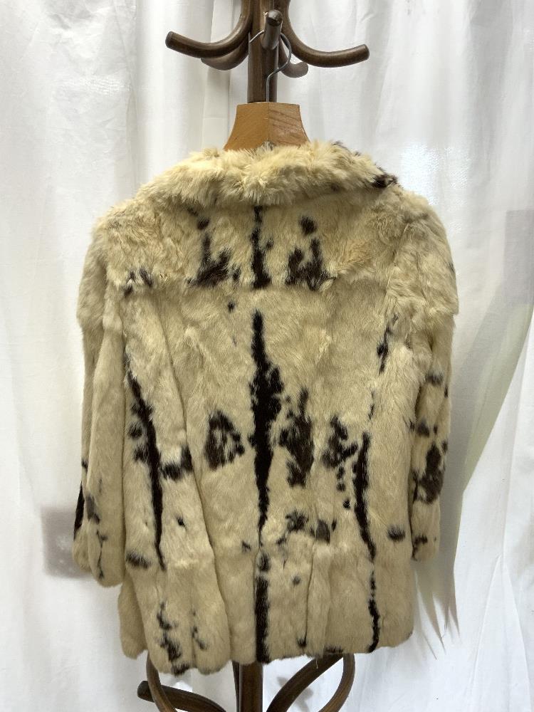 A VINTAGE WHITE SPOTTED FUR COAT BY CONNAUGHT FURS, DESIGNED BY CATHERINE GUILBERT OF PARIS. - Image 6 of 6