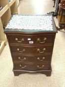 A REPRODUCTION MAHOGANY FOUR DRAWER SERPENTINE FRONT CHEST, 50X38X72 CMS.