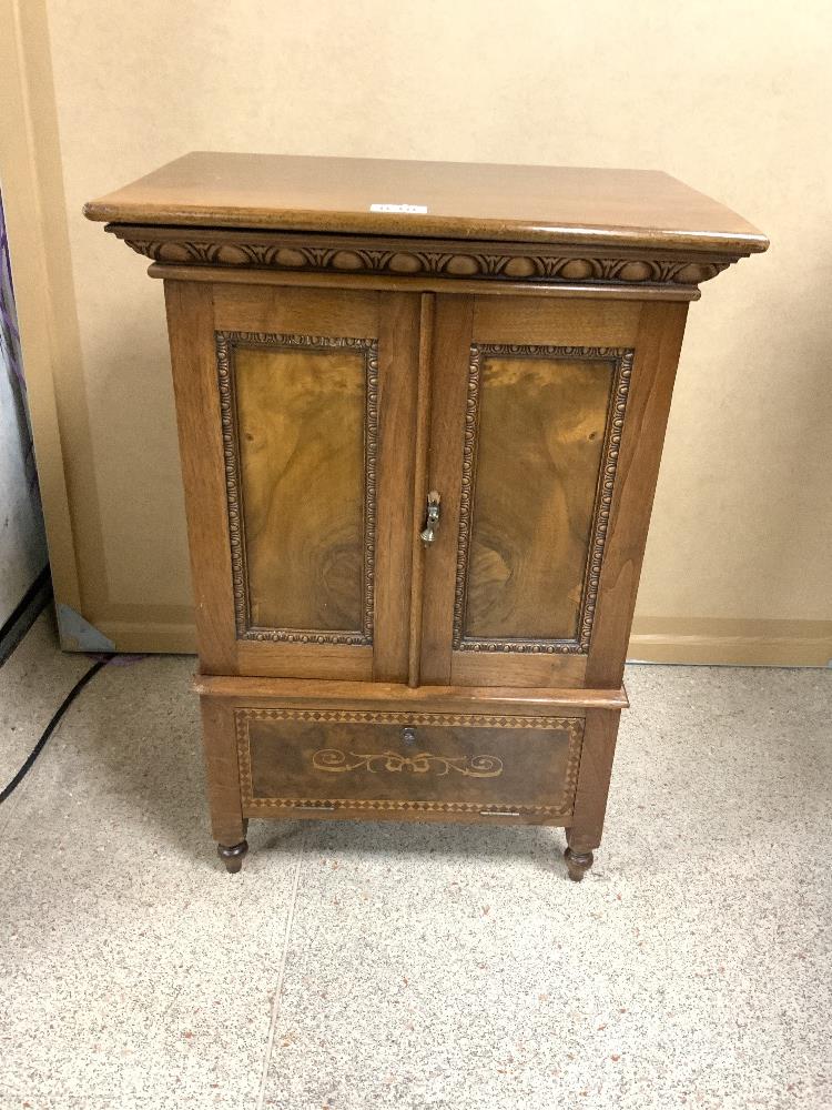 SMALL INLAID MAHOGANY TWO DOOR CABINET WITH SINGLE FALL FRONT DRAW 46 X 30 X 65 CM - Image 2 of 4