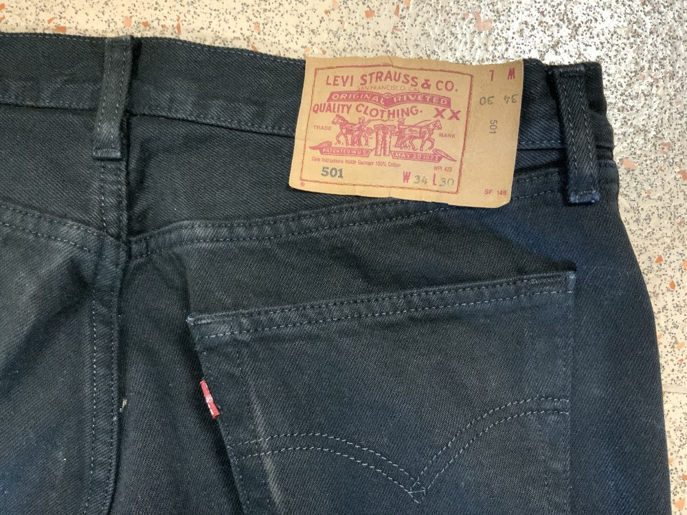 TWO PAIRS OF LEVIS BLACK DENIM JEANS SIZE 34/30, PAIR OF FADED DENIM LEVIS JEANS SZE 34/30, - Image 15 of 19