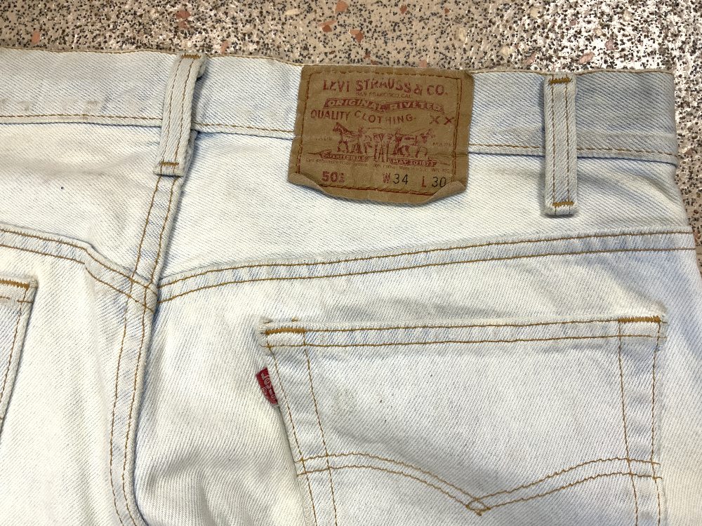 TWO PAIRS OF LEVIS BLACK DENIM JEANS SIZE 34/30, PAIR OF FADED DENIM LEVIS JEANS SZE 34/30, - Image 11 of 19