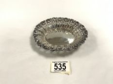 LATE VICTORIAN HALLMARKED SILVER PIERCED AND EMBOSSED OVAL BON BON DISH, CHESTER 1900 - GEORGE