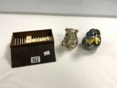 A BOXED DOMINO SET AND TWO PLATED ANIMAL MONEY BANKS