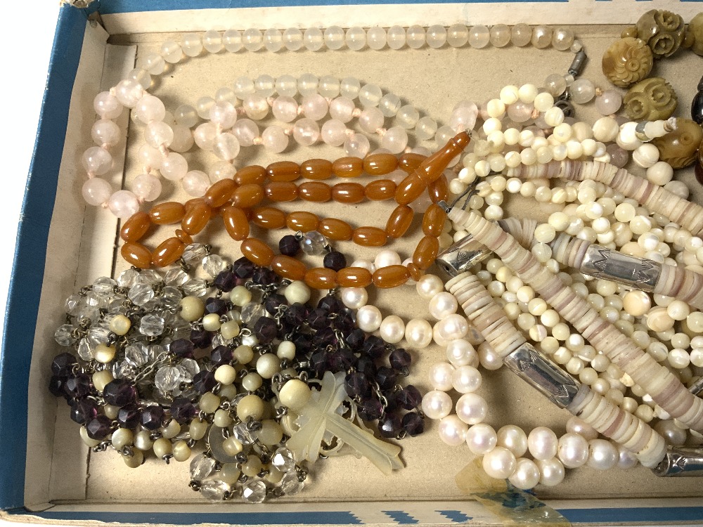 MIXED VINTAGE NECKLACES PEARLS, AMBER AND MORE - Image 3 of 5