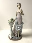 LLADRO FIGURE - " TOUCH OF CLASS " [WITH MINOR CHIPS TO HAIR]; 36 CMS.