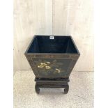 CHINESE BLACK AND GOLD FLORAL DESIGN SQUARE PLANTER ON BASE, 34X45 CMS.