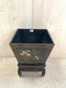 CHINESE BLACK AND GOLD FLORAL DESIGN SQUARE PLANTER ON BASE, 34X45 CMS.