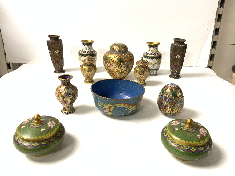 CLOISONNE ENAMEL GINGER JAR AND COVER; 12 CMS, SMALL PAIR OF CLOISONNE ENAMEL HEXAGONAL VASES A/F, A - Image 4 of 4