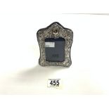 HALLMARKED SILVER EMBOSSED EASEL PHOTO FRAME, BIRMINGHAM 1993, DAVID RICHARDS AND SONS. 9X5.5 CMS.