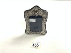HALLMARKED SILVER EMBOSSED EASEL PHOTO FRAME, BIRMINGHAM 1993, DAVID RICHARDS AND SONS. 9X5.5 CMS.