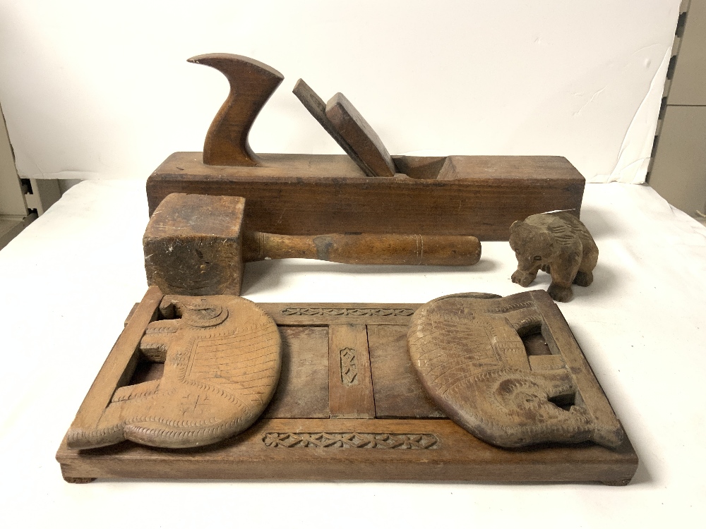 VINTAGE WOODEN BOX PLANE, WOODEN MALLET, SLIDING BOOK ENDS, AND SMALL CARVED BEAR. - Image 3 of 4