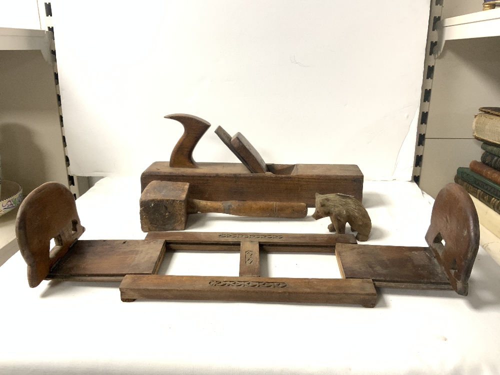 VINTAGE WOODEN BOX PLANE, WOODEN MALLET, SLIDING BOOK ENDS, AND SMALL CARVED BEAR. - Image 2 of 4