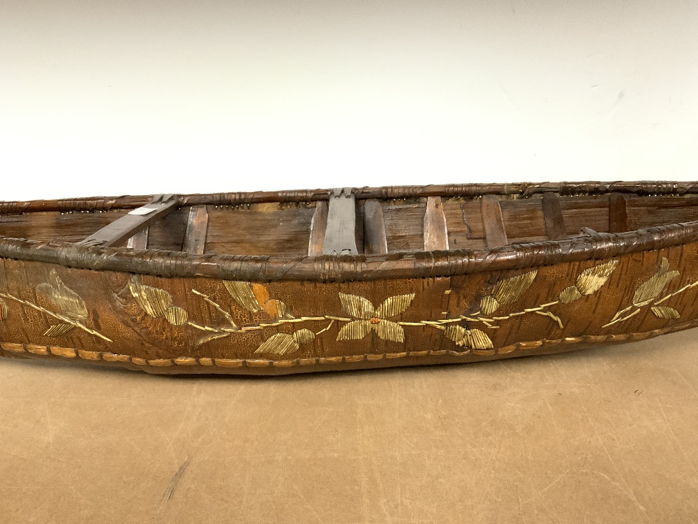 A 20TH-CENTURY HAND-BUILT NATIVE AMERICAN MODEL CANOE, 88 CM. - Image 3 of 5