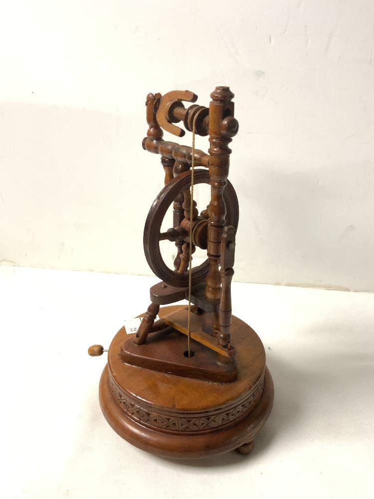 MINIATURE MUSICAL SPINNING WHEEL WITH A SWISS MOVEMENT W/O BY REUGE 20CM - Image 2 of 4