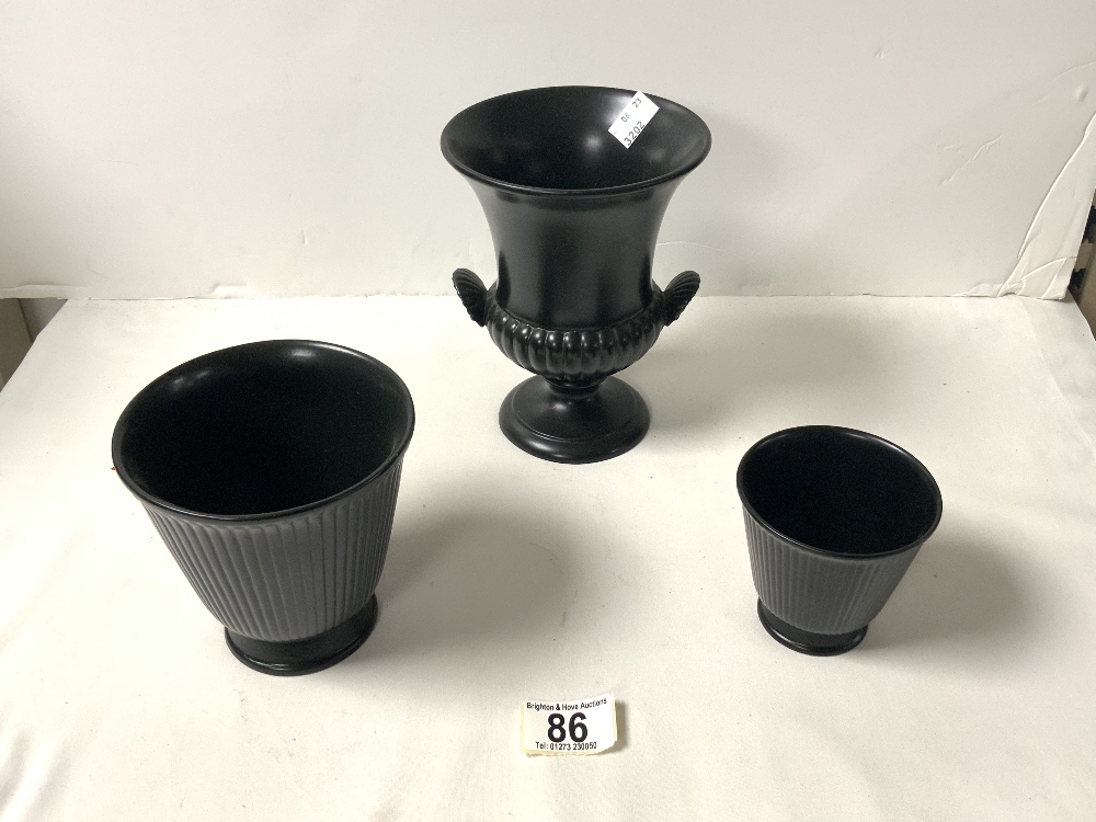 WEDGWOOD BLACK CERAMIC URN SHAPE 2 HANDLE VASE; 17 CM AND 2 SMALLER VASES.