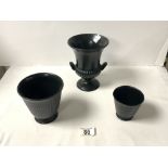 WEDGWOOD BLACK CERAMIC URN SHAPE 2 HANDLE VASE; 17 CM AND 2 SMALLER VASES.