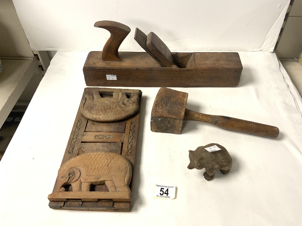 VINTAGE WOODEN BOX PLANE, WOODEN MALLET, SLIDING BOOK ENDS, AND SMALL CARVED BEAR.