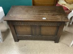 A SMALL 1930s PANELLED OAK COFFER, WITH CARVING TO FRONT, 84X40X52 CMS