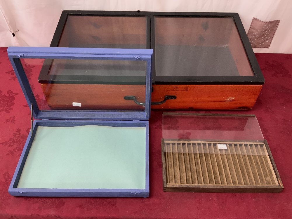 VINTAGE WOODEN AND PERSPEX TABLE TOP DISPLAY CABINET 40 X 72 WITH TWO OTHER SMALL DISPLAY BOXES - Image 2 of 4